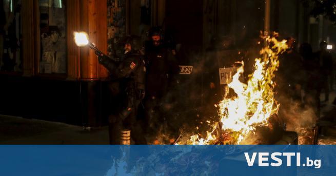class first letter big И спанската полиция използва сълзотворен газ гумени куршуми и светошумови