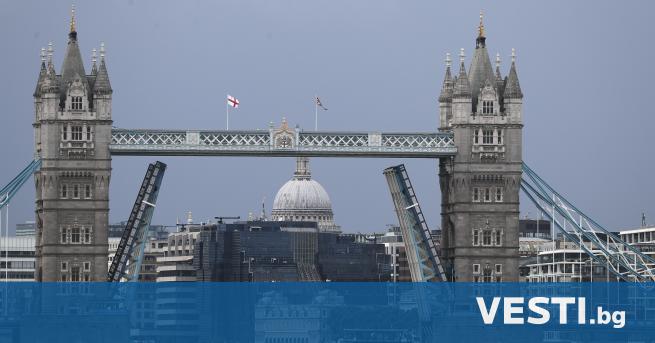 П рочутият лондонски мост "Тауър" блокира в отворено положение за