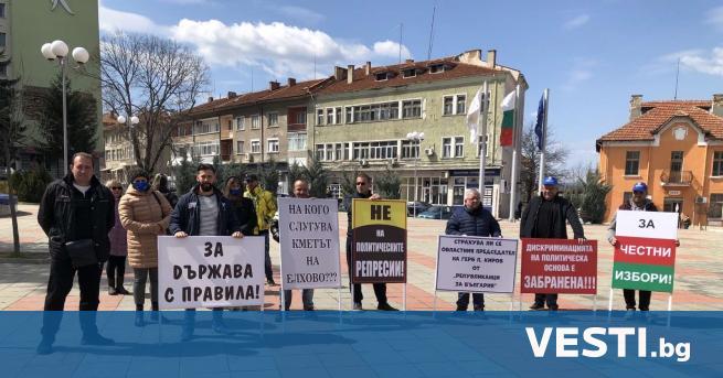 М ълчалив протест организираха пред сградата на общината в Елхово