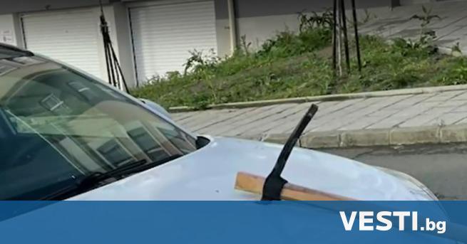 ВБургас неизвестен заби кирка в предния капак на автомобил с