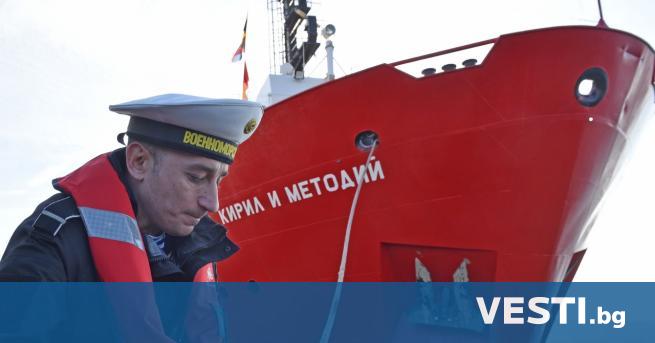 На 27 декември навръх Стефановден българският военен научно изследователски кораб Св