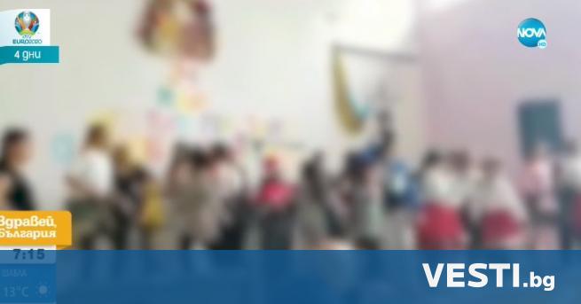 В идео с ученици които танцуват кючек на училищен празник