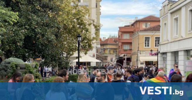 рупа младежи организираха шествие срещу омразата в центъра на Пловдив