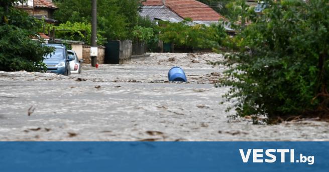 Десетки хора са евакуирани от засегнатите населени места в региона