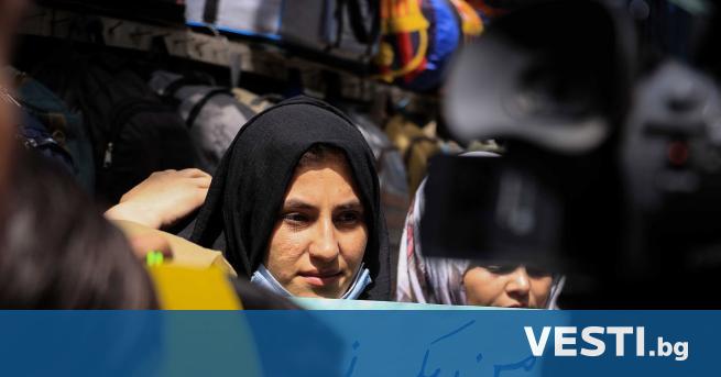 Десетина жени излязоха на демонстрация в Кабул срещу решението на