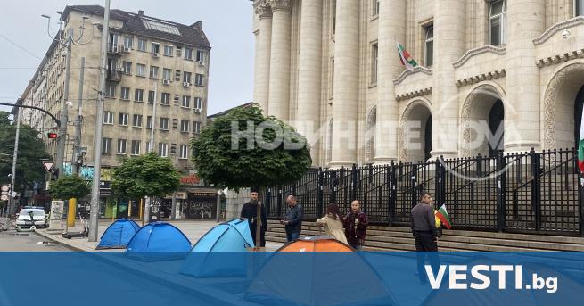 П ротестиращи опънаха палатков лагер пред Съдебната палата в София