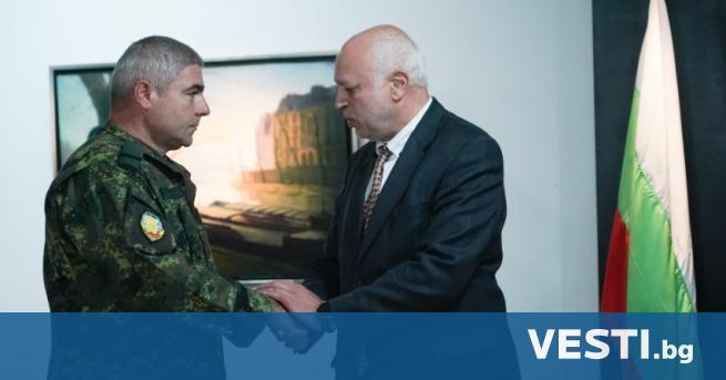 Министърът на културата награди ефрейтор Иван Димитров за приноса му