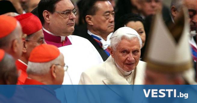 Бившият папа Бенедикт Шестнайсети е много болен каза днес наследникът