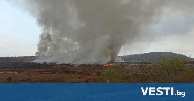 Пожар гори в регионалното депо за отпадъци край старозагорското село