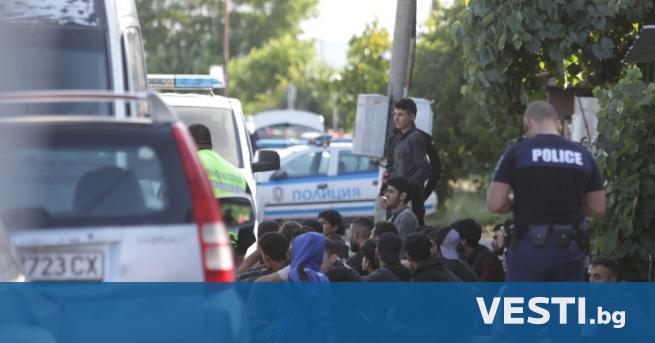 Кадри от гонката между бус с мигранти и полицията изпратиха