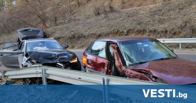 Жена е починала след катастрофа на пътя между разложкото село