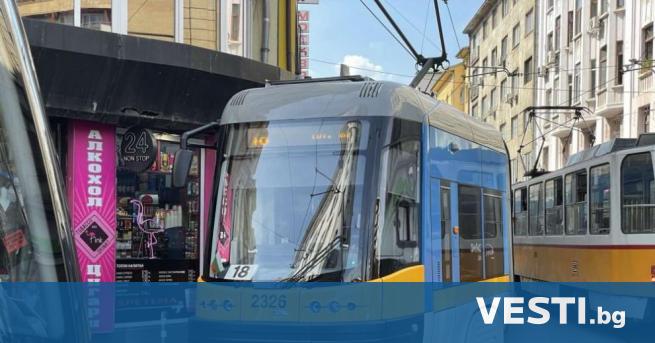 Т рамвай аварира на ул Алабин в София Образува се задръстване от трамваи