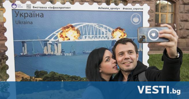 Огромна марка на която е нарисувана експлозията на Кримския мост