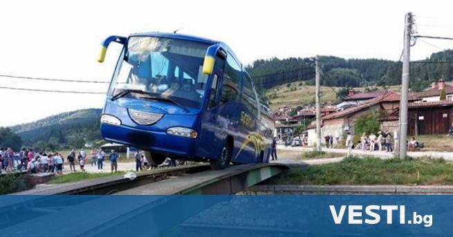 Самодейци от Търговищко са пътниците в авариралия автобус в Копривщица.