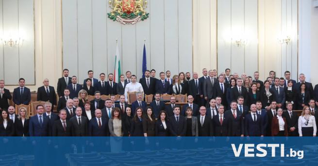 Парламентът ще прекрати пълномощията на народните представители Яна Балникова и