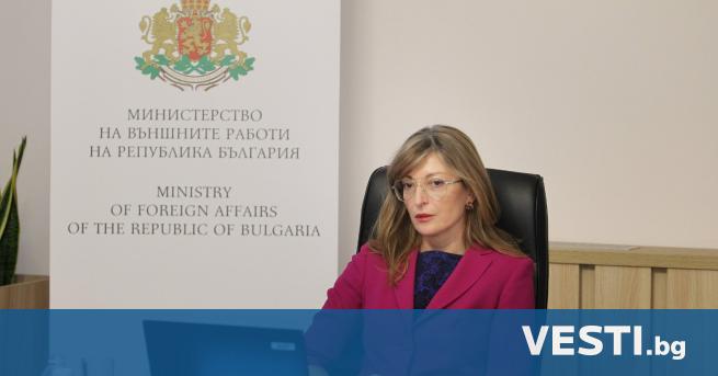 class first letter big В ицепремиерът и министър на външните работи Екатерина Захариева разговаря