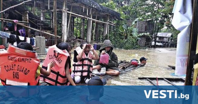 Най-малко 121 души са загинали в свлачища и наводнения, причинени
