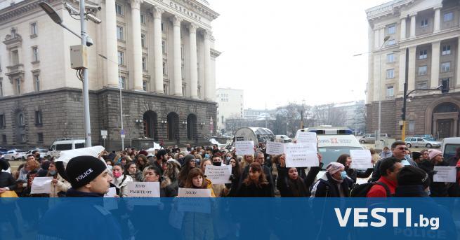 Протестно шествие на медици от болница Лозенец и студенти от