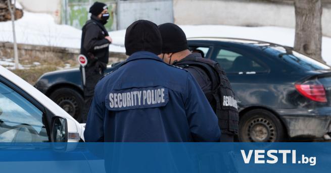 Трима души са задържани при специализирана полицейска операция в Гоце