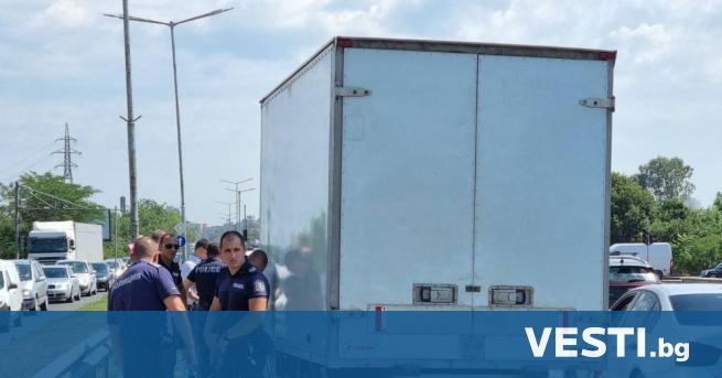 Осемнайсет бежанци са открити в тайник на товарен автомобил, след