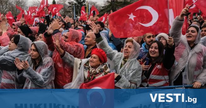 Хиляди турци се събраха на централен площад в Истанбул в