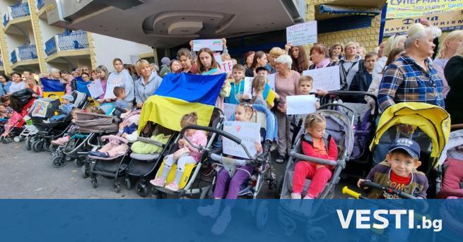 Украински бежанци настанени в хотели в курорта Златни пясъци излязоха