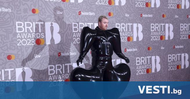 Музикантът Сам Смит обра овациите с атрактивния черен латексов костюм