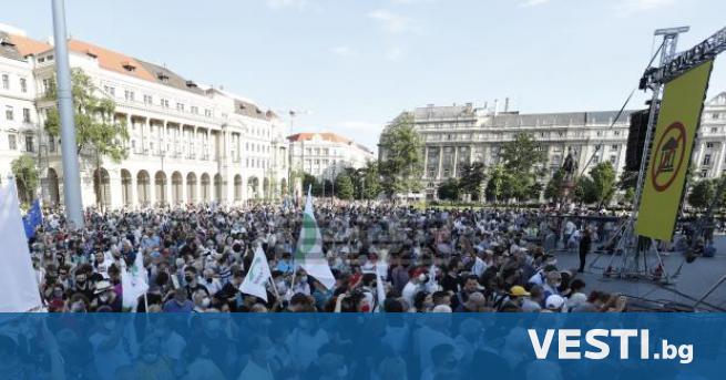 Х иляди унгарци някои от тях носещи транспаранти с надпис