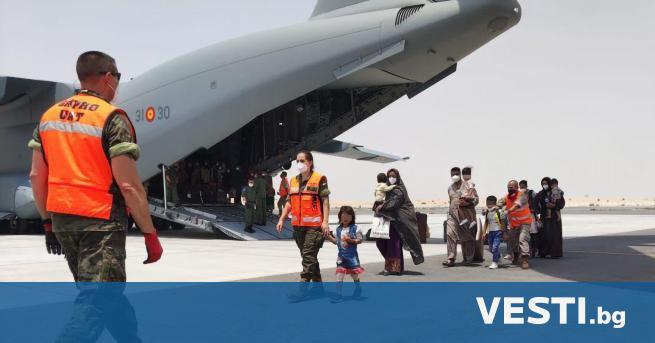 П етимата българи евакуирани от Афганистан с румънски военни самолети