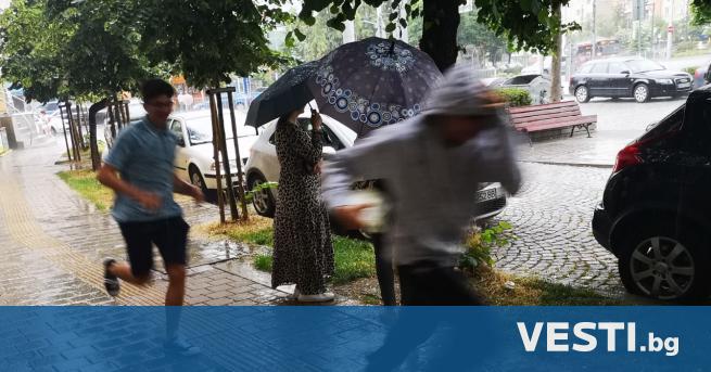 Силна буря се разрази в София тази сутрин и наводни подлези