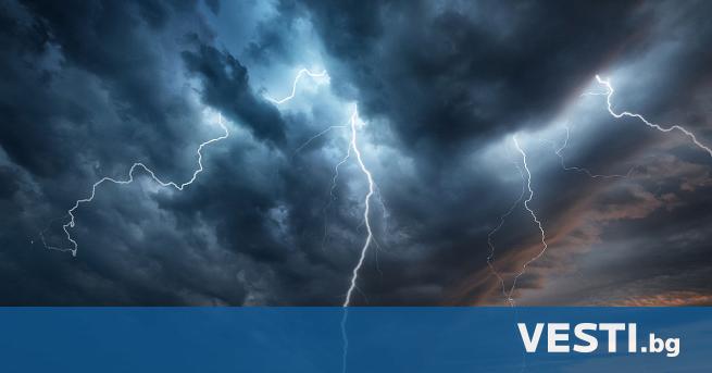 Предупредителен червен код за интензивни валежи гръмотевични бури и градушки