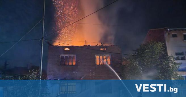 Пожар изпепели къща в центъра на Казанлък. Огнената стихия е