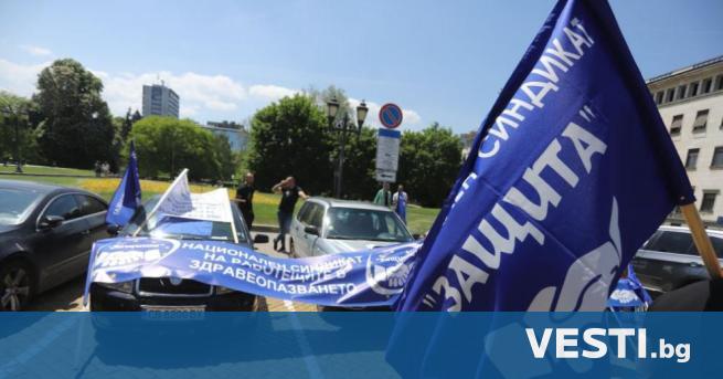 Снатискане на клаксони и развети знамена коли на Синдикат Защита
