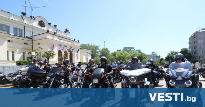 Около 500 мотористи затвориха пътя Плевен Ловеч в знак на протест