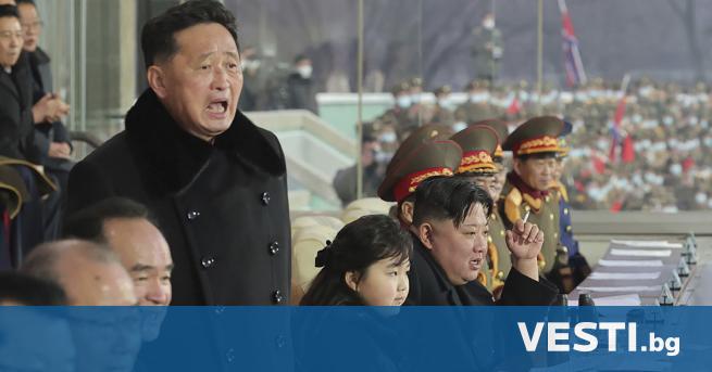 Севернокорейският лидер Ким Чен ун изгледа футболен мач заедно с