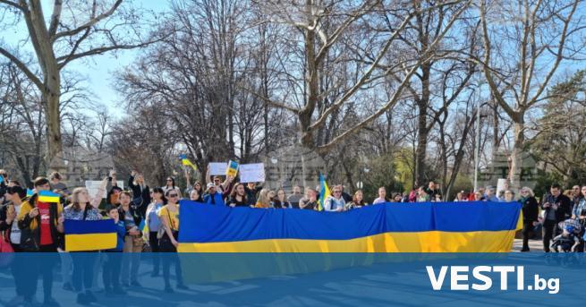 Стотици украинци, с плакати срещу войната и знамена на България