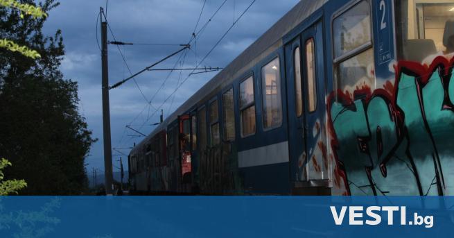 Влак блъсна лек автомобил на прелез в кочериновското село Мурсалево