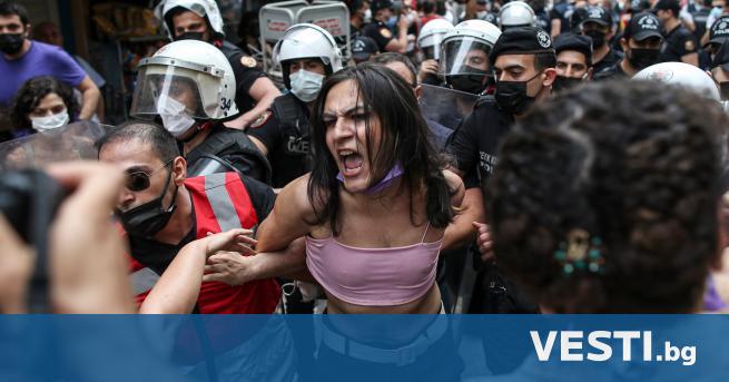 Т урската полиция използва сълзотворен газ за да разпръсне тълпа