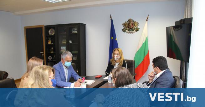 ицепремиерът и министър на туризма Марияна Николова проведе работна среща