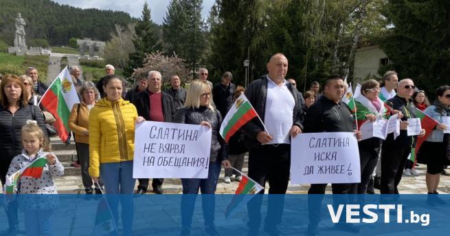 Жители на Калофер излязоха на протест срещу община Карлово пред