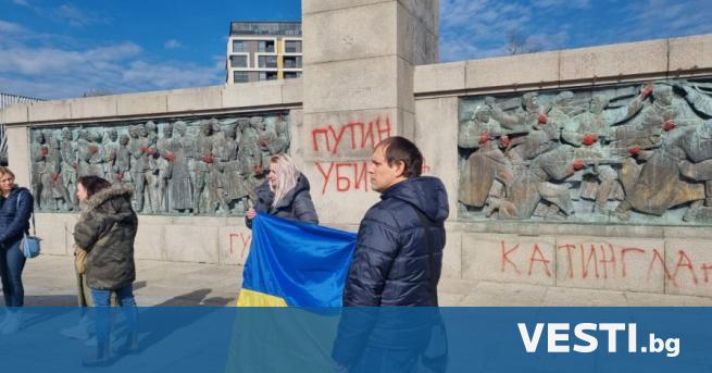Протест на украински граждани пред паметника Альоша в центъра на