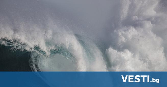 Безстрашен сърфист предизвика вълнение в австралийския град Голд Коуст, след