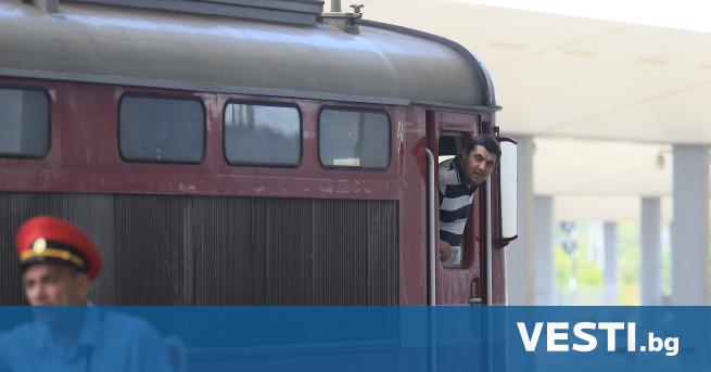 Шестнадесет пътници от влака Русе-Бургас, който е с прекачване в