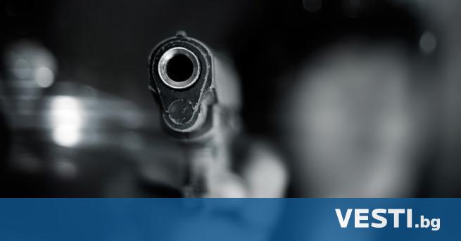 еизвестни стреляха по криминално проявен мъж пред казино в София