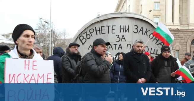 Свикове Оставка и призиви Стефан Янев да стане премиер протестиращи