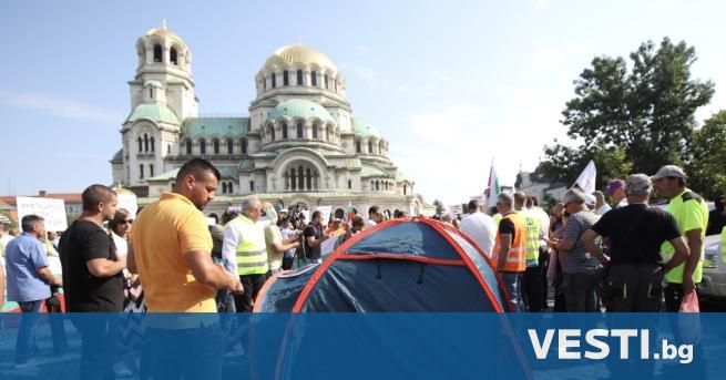 Протестиращите пътностроителни фирми затвориха движението в района на Народното събрание