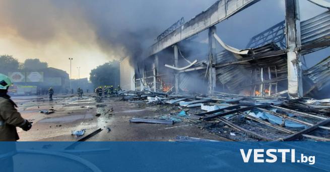 Руски ракетен удар е поразил оживен търговски център в град