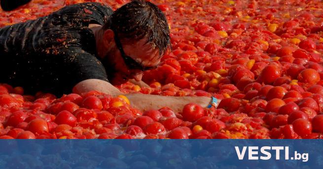 Хора от цял свят се замеряха с домати, когато известната
