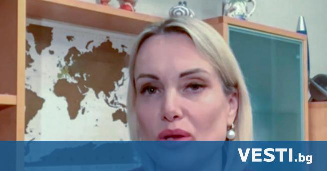 Руският журналист Марина Овсянникова, която показа антивоенен плакат в ефира