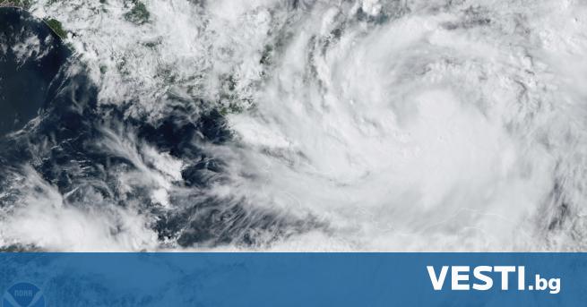 Тропическата буря Джулия прерасна в ураган съобщи американският Национален център
